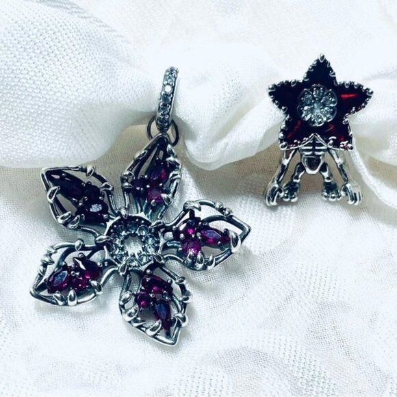 ⚡ NWOT 2 x Stranger Things Demogorgon Charms ✨ - Picture 1 of 14